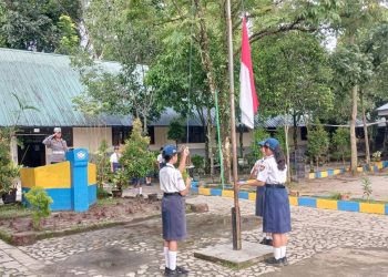 Kanit Kamsel IPDA Serly Tarigan hadir menjadi Irup penaikan bendera merah putih di SMP Negeri 5