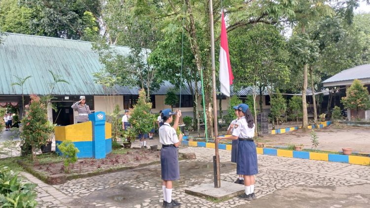 Kanit Kamsel IPDA Serly Tarigan hadir menjadi Irup penaikan bendera merah putih di SMP Negeri 5