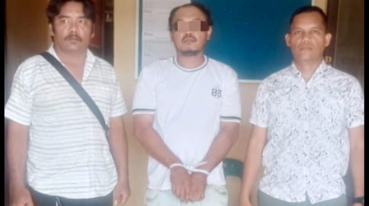 Tersangka MIS diapit Kanit Reskrim IPDA Juhandya Malau SH dan Tim