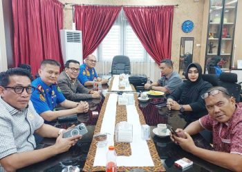 Ketua Pansus Edwin Sugesti Nasution didampingi Wakil Ketua Lailatul Badri saat kunjungan kerja ke Kantor kantor Disdamkrat yang diterima Plt. Wanrow Malau. (Foto Ist)