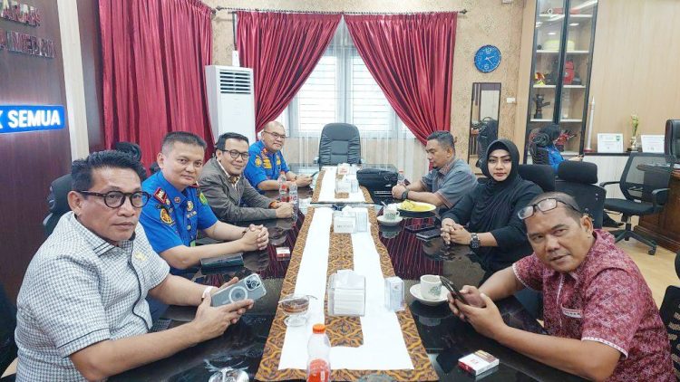 Ketua Pansus Edwin Sugesti Nasution didampingi Wakil Ketua Lailatul Badri saat kunjungan kerja ke Kantor kantor Disdamkrat yang diterima Plt. Wanrow Malau. (Foto Ist)