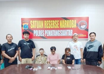 Ketiga tersangka dan barang bukti diapit Tim Gabungan di ruangan Sat Resnarkoba Polres Sianțar