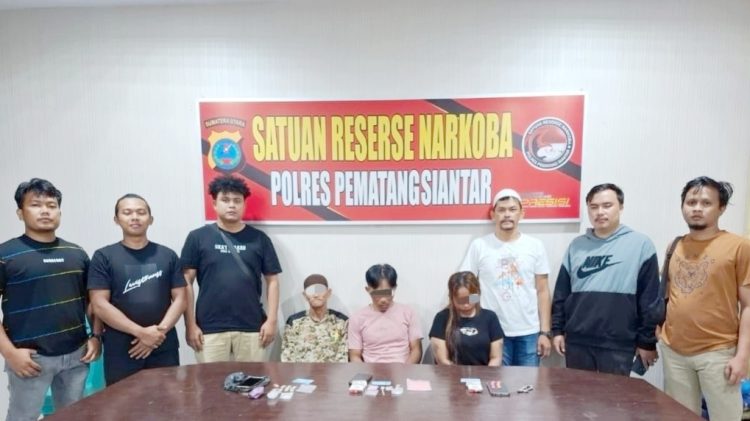 Ketiga tersangka dan barang bukti diapit Tim Gabungan di ruangan Sat Resnarkoba Polres Sianțar
