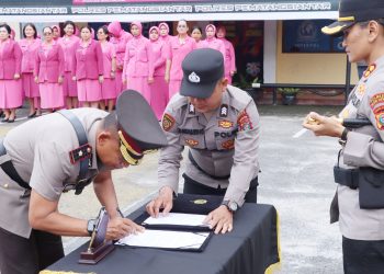 Wakapolres Kompol Budiono S. S.H. M.H saat tandatangani surat Sertijab dihadapan Kapolres Pematangsiantar AKBP Sah Udur T.M. Sitinjak SH. SIK. MH