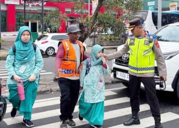 Kapolsek Sunggal, Kompol Bambang G Hutabarat S.H M.H memimpin kegiatan pengaturan lalu lintas di Jln Setia Budi, Medan. (Foto Ist)