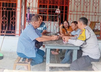Bhabinkamtibmas Kelurahan Asuhan AIPDA D. Sinaga sambangi warga binaannya di jalan Sejahtera