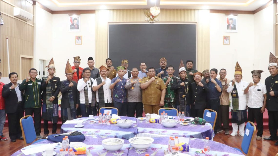 Kapolres Simalungun AKBP Marganda Aritonang, S.H., S.I.K., M.M., menghadiri Rapat Koordinasi percepatan penyelesaian persoalan tanah PT TPL dengan masyarakat Lamtoras
