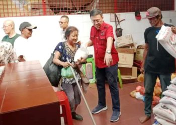 Ketua DPC PDI Perjuangan Kota Medan, Hasyim SE, salurkwn 800 paket sembako kepada masyarakat pra sejahtera, penyandang disabilitas, dan pra lansia di kelenteng Guan Shi Pho Guan Shui Tien yang berlokasi di Jalan Mujair, Kelurahan Pandau Hulu II, Medan. (Foto Ist)