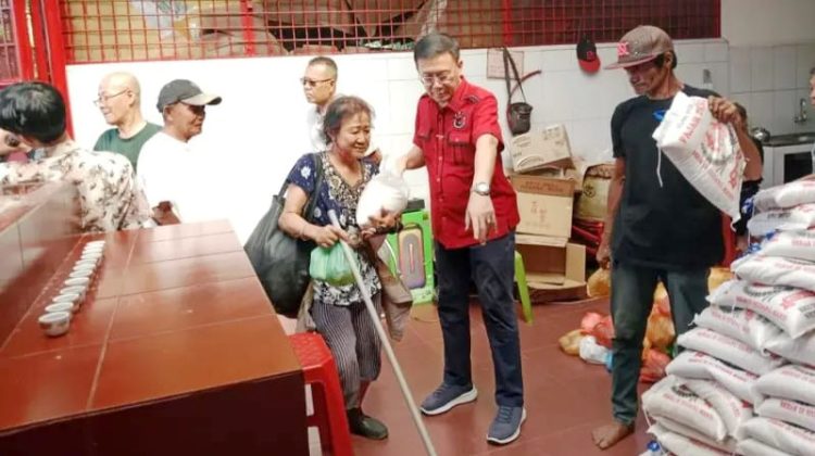 Ketua DPC PDI Perjuangan Kota Medan, Hasyim SE, salurkwn 800 paket sembako kepada masyarakat pra sejahtera, penyandang disabilitas, dan pra lansia di kelenteng Guan Shi Pho Guan Shui Tien yang berlokasi di Jalan Mujair, Kelurahan Pandau Hulu II, Medan. (Foto Ist)