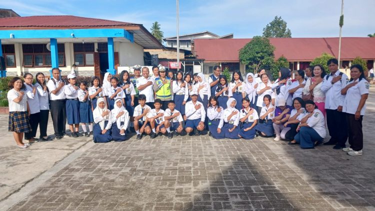 Kanit Kamsel IPDA Serly Tarigan bersama personil Unit Kamsel menggelar kegiatan Police Go To School di SMP Negeri 6
