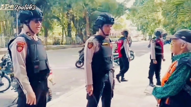 Kasat Samapta AKP Mariduk Tambunan SH. MH bersama KBO KBO IPTU Pitra Jaya SP. SH dan para personil saat Patroli Dialogis