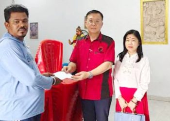 Ketua DPC PDI Perjuangan Kota Medan, Hasyim SE didampingi istri Lindawati, menyalurkan bantuan kepada perwakilan pengurus umat Hindu di Shri Singamakali Kuil, Tembung. (Foto Ist)
