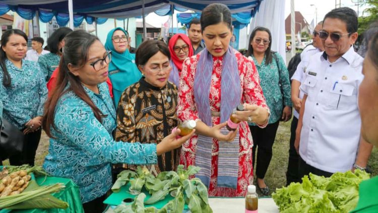 Ketua TP PKK Provinsi Sumut Ny Kahiyang Ayu Bobby Nasution didampingi Ketua TP PKK Ny Liswati Wesly Silalahi meninjau Evaluasi Lomba Amalkan dan Kukuhkan Halaman Aku Hatinya PKK Tingkat Provinsi Sumut Tahun 2025 di Kelurahan Suka Maju Kecamatan Siantar Marihat Kota Pematangsiantar