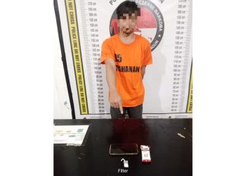 Tersangka Reza Prayoga dan barang bukti