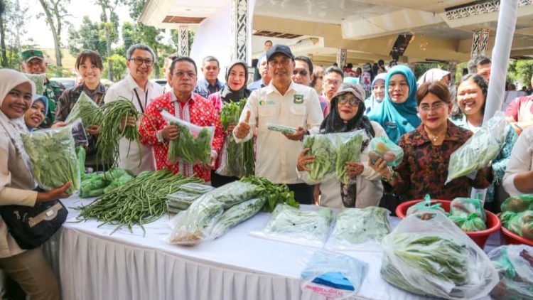 Wali Kota Pematangsiantar Wesly Silalahi SH MKn menghadiri acara peringatan World Food Day (Hari Pangan Sedunia) 2025, Dari Pekarangan ke Ketahanan KWT Menguatkan Pangan Lokal, di Balai Bolon Lapangan Adam Malik