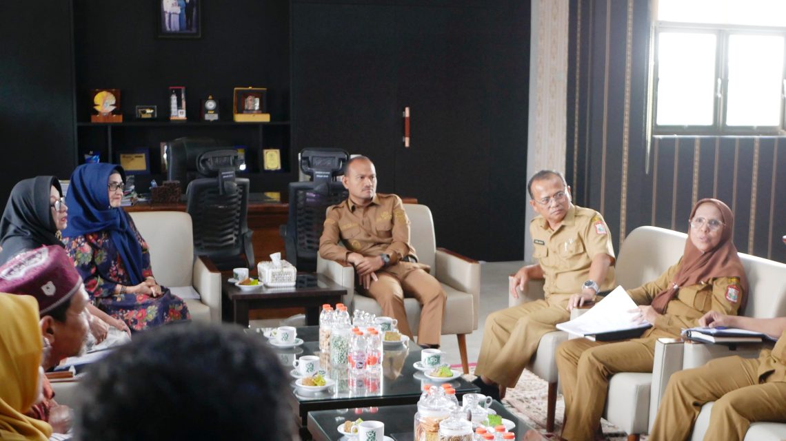 Wali Kota Tanjungbalai, Mahyaruddin Salim menerima audiensi dan kunjungan Penghuni Rumah Dinas Golongan III PNS yang telah pensiun