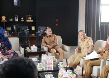 Wali Kota Tanjungbalai, Mahyaruddin Salim menerima audiensi dan kunjungan Penghuni Rumah Dinas Golongan III PNS yang telah pensiun