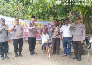 Kapolsek Tanah Jawa Kompol Asmon Bufitra, S.H., M.H. bersama sejumlah personel melaksanakan program Jumat Berkah dengan memberikan bantuan sembako kepada warga kurang mampu di Nagori Bahal Batu