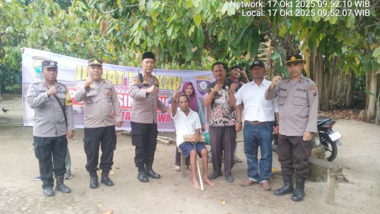Kapolsek Tanah Jawa Kompol Asmon Bufitra, S.H., M.H. bersama sejumlah personel melaksanakan program Jumat Berkah dengan memberikan bantuan sembako kepada warga kurang mampu di Nagori Bahal Batu