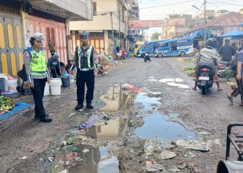 Kanit Kamsel IPDA Serly Tarigan bersama personil melaksanakan survey jalan rusak di Jalan Imam Bonjol