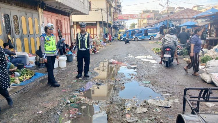 Kanit Kamsel IPDA Serly Tarigan bersama personil melaksanakan survey jalan rusak di Jalan Imam Bonjol