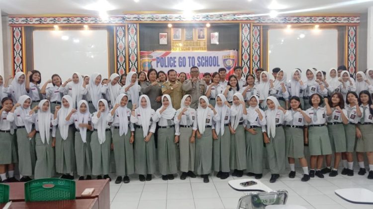 Sat Binmas Polres Simalungun saat gelar Police Go To School di Aula SMKN 3 Pematangsiantar