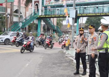 Kapolrestabes Medan, Kombes Pol Jean Calvijn Simanjuntak SIK MH saat laksanakan kegiatan strong point pagi di Jalan Sisingamangaraja Simpang Mesjid Raya, Medan. (Foto Ist)