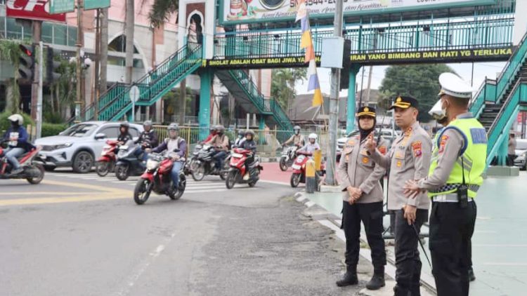 Kapolrestabes Medan, Kombes Pol Jean Calvijn Simanjuntak SIK MH saat laksanakan kegiatan strong point pagi di Jalan Sisingamangaraja Simpang Mesjid Raya, Medan. (Foto Ist)