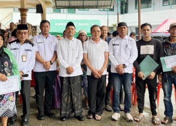Wali Kota Tanjungbalai, Mahyaruddin Salim mengunjungi sekaligus memberikan bantuan kepada warga yang rumahnya terkena musibah kebakaran