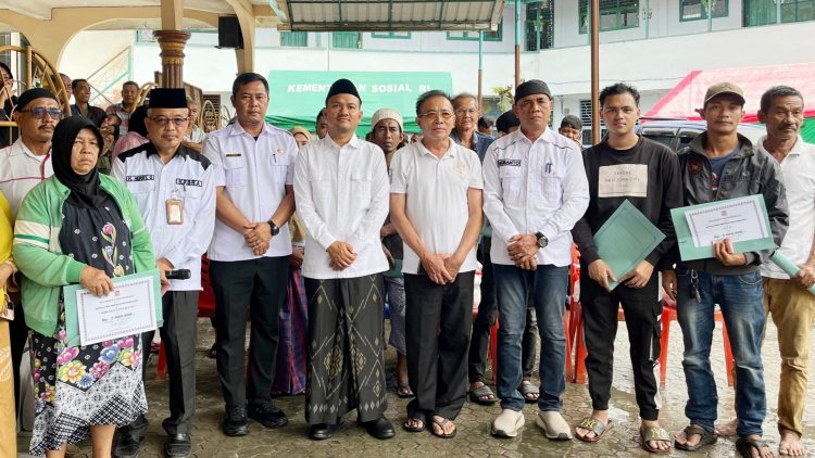Wali Kota Tanjungbalai, Mahyaruddin Salim mengunjungi sekaligus memberikan bantuan kepada warga yang rumahnya terkena musibah kebakaran