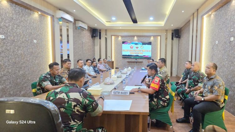 Kapolrestabes Medan Kombes Pol Jean Calvijn Simanjuntak hadiri rapat koordinasi program TNI Manunggal Membangun Desa (TMMD) ke-126 TA 2025 di Aula Makodim 0201/Medan. (Foto Ist)