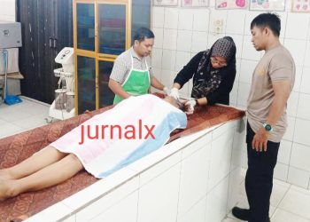 Personil Gakkum evakuasi Jenajah korban LN visum diruangan jenajah RSUD dr Djasamen Saragih