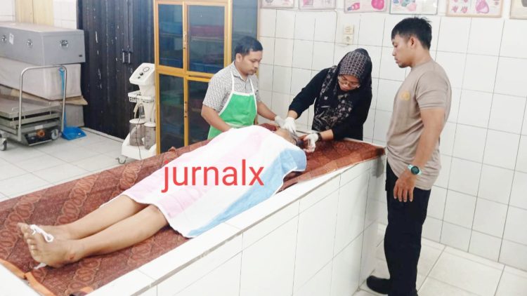 Personil Gakkum evakuasi Jenajah korban LN visum diruangan jenajah RSUD dr Djasamen Saragih
