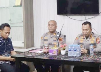 Kapolrestabes Medan Kombes Pol Dr. Jean Calvijn Simanjuntak, S.I.K., M.H bersama para Pejabat Utama kegiatan “Berkantor" di Polsek Medan Tembung. (Foto Ist)