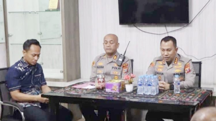 Kapolrestabes Medan Kombes Pol Dr. Jean Calvijn Simanjuntak, S.I.K., M.H bersama para Pejabat Utama kegiatan “Berkantor" di Polsek Medan Tembung. (Foto Ist)