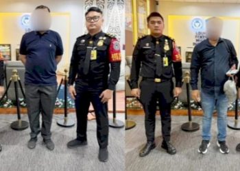 Petugas imigrasi saat mengamankan dua pria warga Negara Pakistan di Bandara Kuala Namu. (Foto Ist)