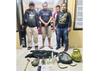 Pelaku Curat Heri Surya Darma Bakti Purba alias Herry Purba dan barang bukti diapit Tim Laser Anti Bandit