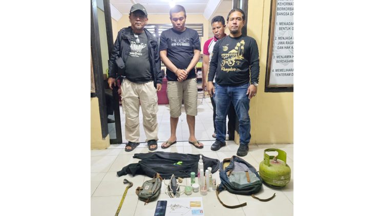 Pelaku Curat Heri Surya Darma Bakti Purba alias Herry Purba dan barang bukti diapit Tim Laser Anti Bandit