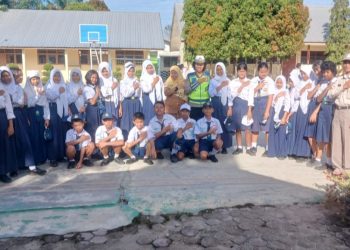 Kanit Kamsel IPDA Serly Tarigan bersama personil Unit Kamsel menggelar kegiatan Police Go School di SMP Negeri 9