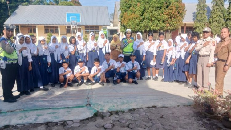 Kanit Kamsel IPDA Serly Tarigan bersama personil Unit Kamsel menggelar kegiatan Police Go School di SMP Negeri 9