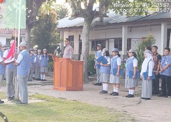 Kapolsek Tanah Jawa Kompol Asmon Bufitra, S.H. MH menjadi pembina upacara