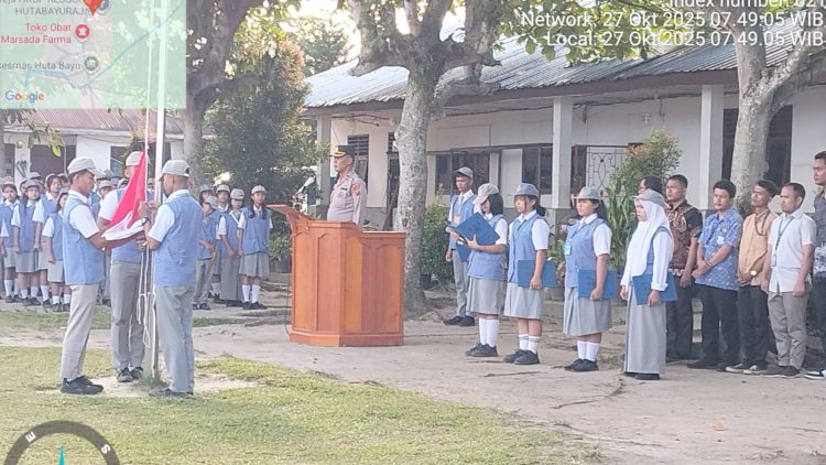 Kapolsek Tanah Jawa Kompol Asmon Bufitra, S.H. MH menjadi pembina upacara