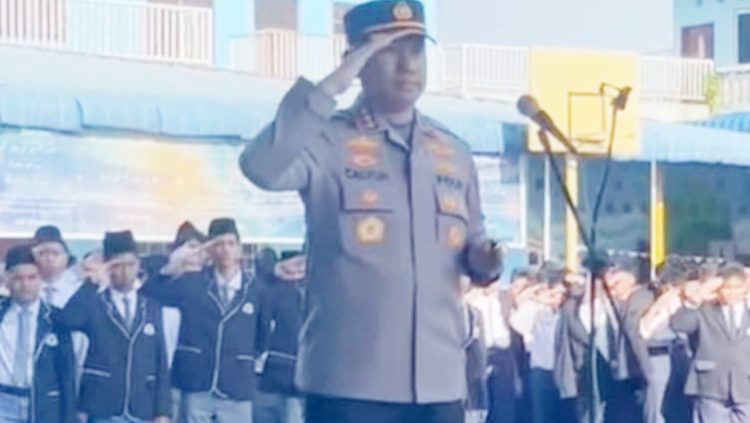 Kapolrestabes Medan, Kombes Pol Dr.Jean Calvijn Simanjuntak saat memimpin upacara bendera di Yayasan Jabal Noor. (Foto Ist)