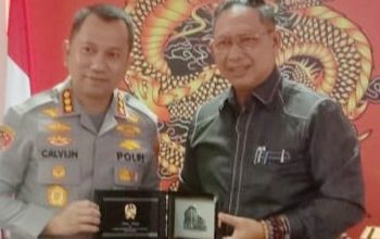 Ketua DPRD Kota Medan, Drs. Wong Chun Sen Tarigan, M.Pd.B saat menerima audensi Kapolrestabes Medan Kombes Pol Dr. Jean Calvijn Simanjuntak, S.I.K diruang kerjanya. (Foto Ist)
