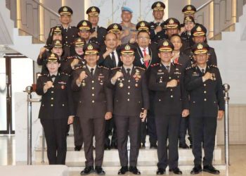 Kapolrestabes Medan, Kombes Pol Dr. Jean Calvijn Simanjuntak bersama jajaran berfoto sebelum memimpin upacara bendera memperingati Hari Sumpah Pemuda ke-97 tahun 2025 , Selasa (Foto Ist)