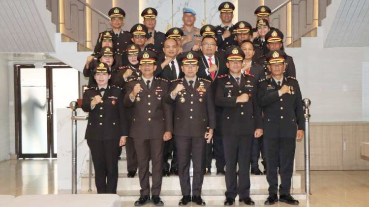 Kapolrestabes Medan, Kombes Pol Dr. Jean Calvijn Simanjuntak bersama jajaran berfoto sebelum memimpin upacara bendera memperingati Hari Sumpah Pemuda ke-97 tahun 2025 , Selasa (Foto Ist)