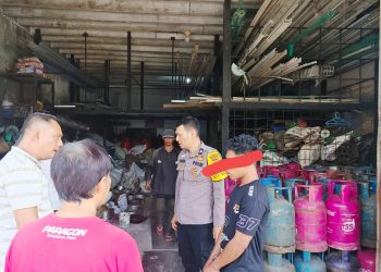 Tim Opsnal Unit Reskrim Polsek Sianțar Utara bawa pihak pertama SPT untuk mengamankan barang bukti yang sudah sempat dijual