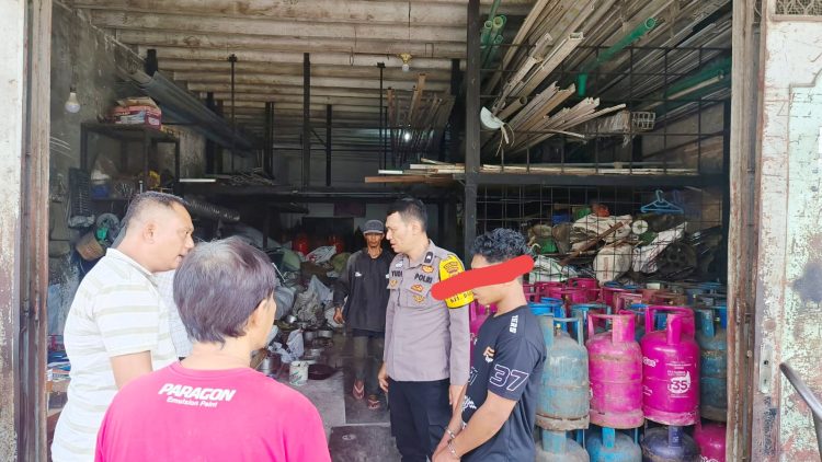 Tim Opsnal Unit Reskrim Polsek Sianțar Utara bawa pihak pertama SPT untuk mengamankan barang bukti yang sudah sempat dijual