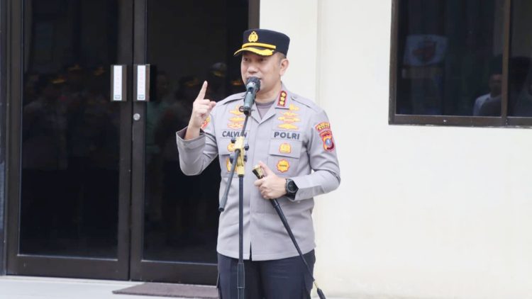 Kapolrestabes Medan Kombes Pol Dr. Jean Calvijn Simanjuntak, bersama Pejabat Utama ngantor di Polsek Sunggal. (Foto Ist)