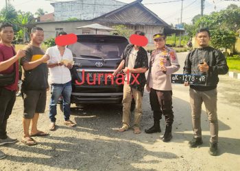 Kedua pelaku curat dan barang bukti diapit Kapolsek Dolok Panribuan IPTU Ponijan Damanik S.H bersama anggota